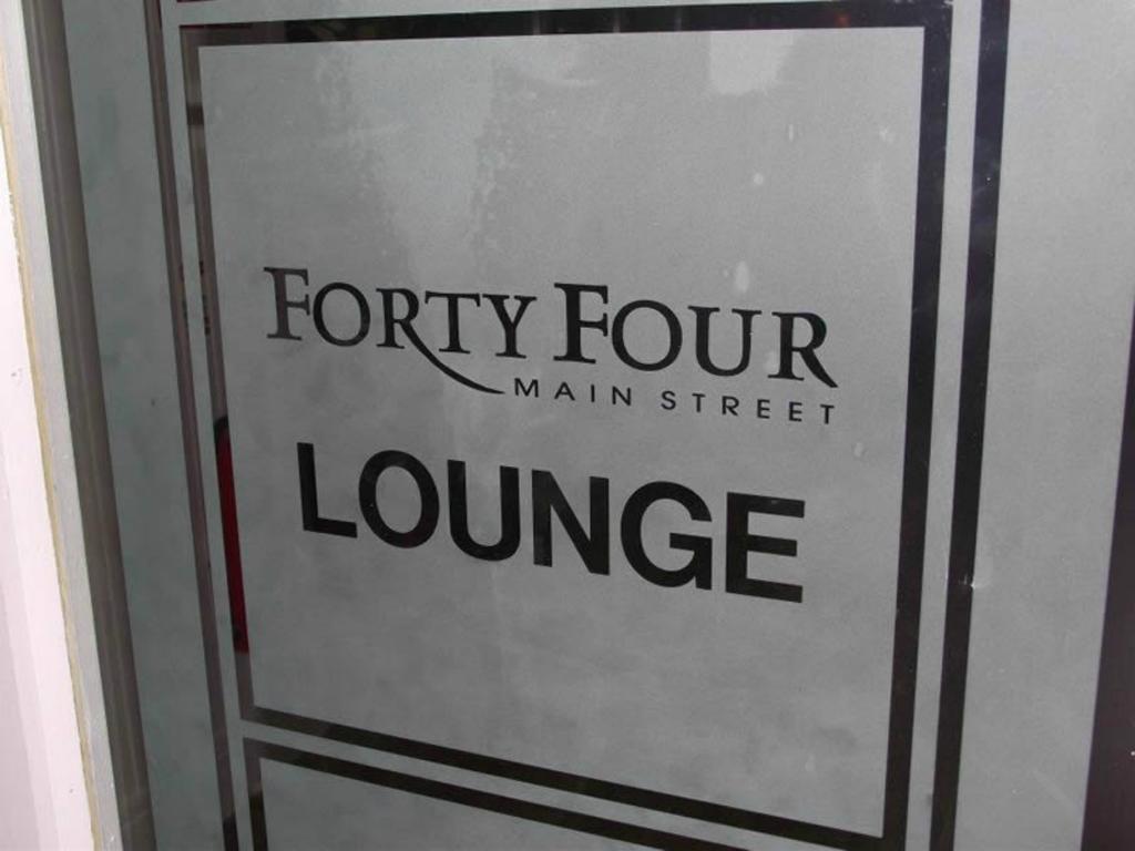 סוורדס Forty Four Main Street מראה חיצוני תמונה